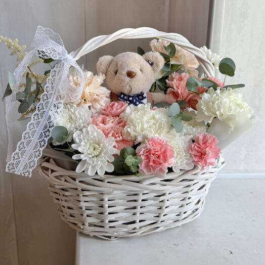Композиция в корзине с игрушкой гвоздика, хризантема, эвкалипт