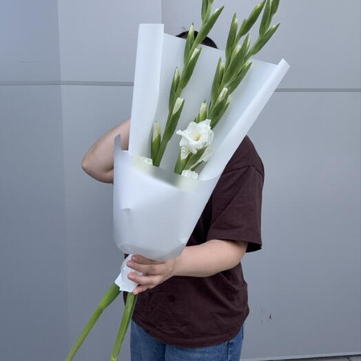Букет комплимент из белых гладиолусов