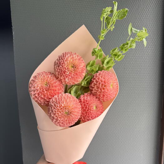Сезонный букет из персиковых георгинов и молюцеллы
