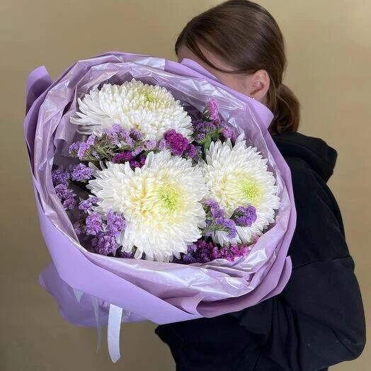 Букет из одноголовых хризантем со статицей