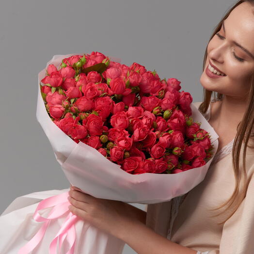 Яркий букет из 29 кустовых роз