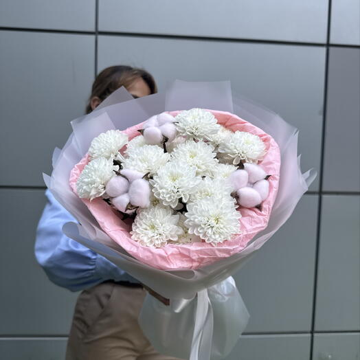 Нежный букет «Простота и очарование💞» из кустовых хризантем и хлопка 🎀🌸