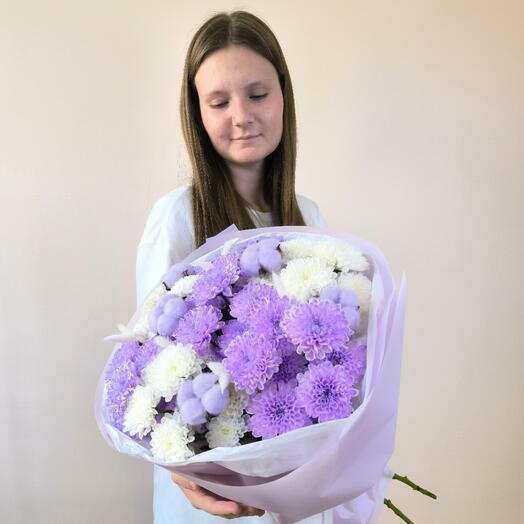 Шикарный монобукет бело-сиреневая хризантема, хлопок, лагурус