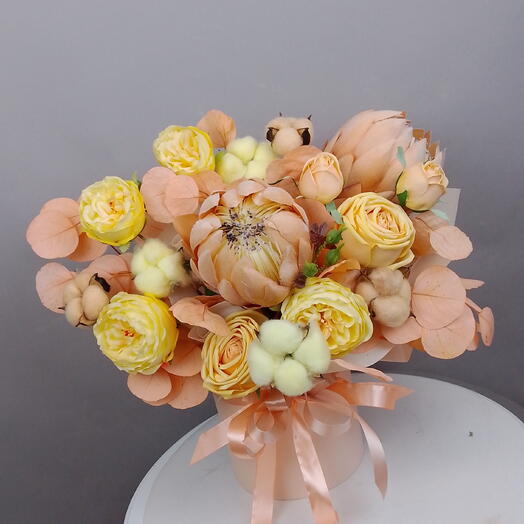Композиция из искусственных цветов в осенних тонах