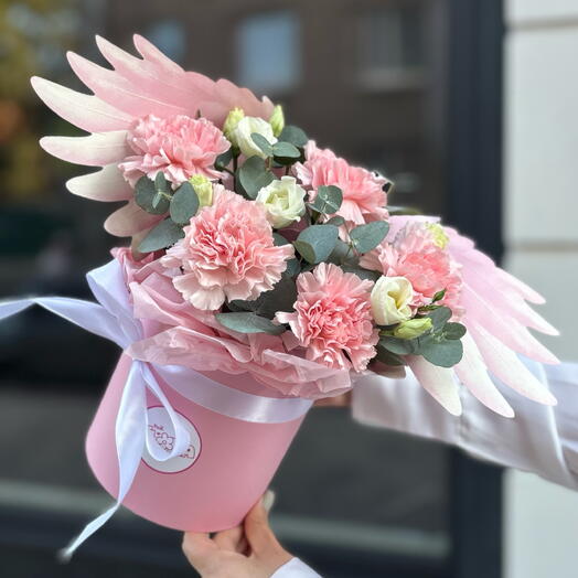Коробочка с крыльями и диантусами