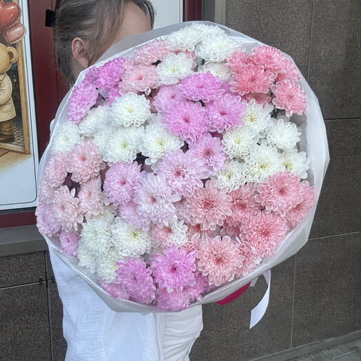 Букет Яркий из разноцветных хризантем в упаковке