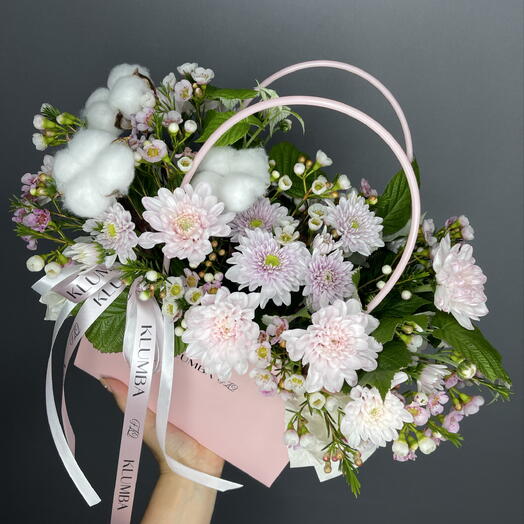 Нежнейшая композиция в сумочке с хризантемой