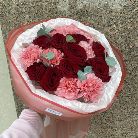 Стильный букет алая Роза и диантус Bloom room🌹🌸