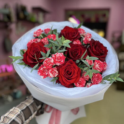 Букет с 5 красными розами и кустовыми фаер воркс