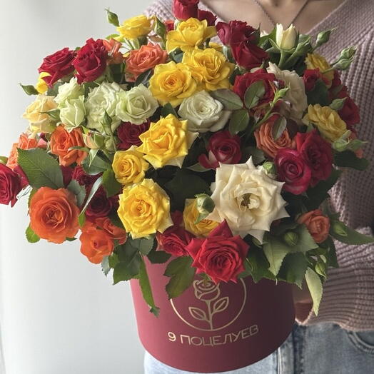 Яркая композиция из кустовых роз в шляпной коробке