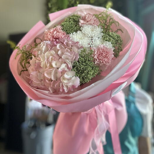 Розово-зеленый букет с седумом, гортензией и диантусами🌸