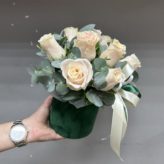 Композиция из розы Кения и эвкалипта