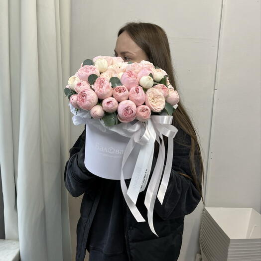Цветы в коробке: пионовидные розы с эвкалиптом для учителя в День знаний