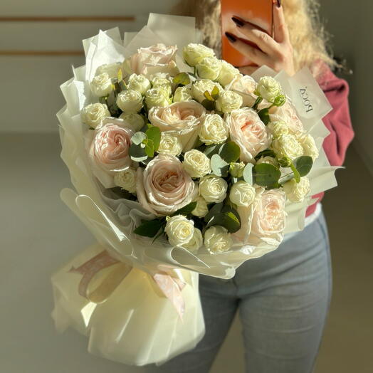 Букет из пионовидных кустовых и одноголовых роз