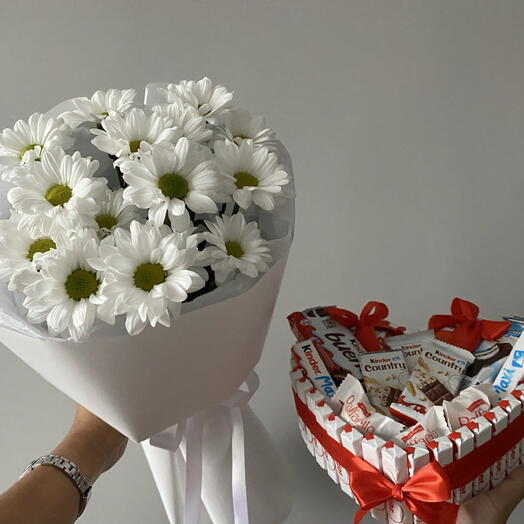 «Самой любимой» ♥️
Стойкие Хризантемы и сердце Kinder
Цветы и сладость