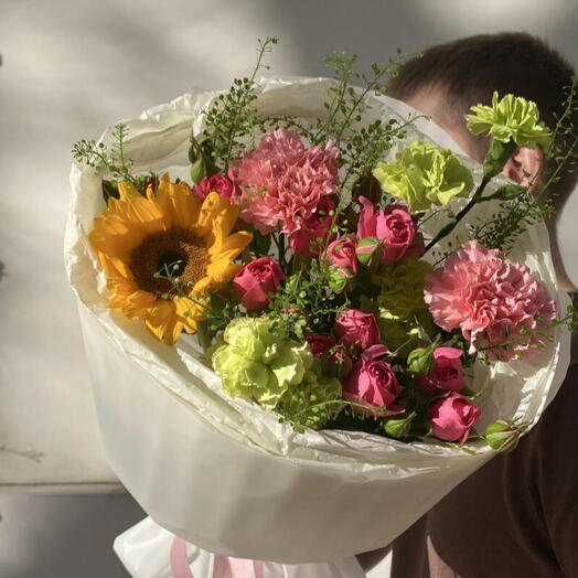 Яркий букет из кустовой розы, подсолнуха, диантусов и ярутки 💕💚