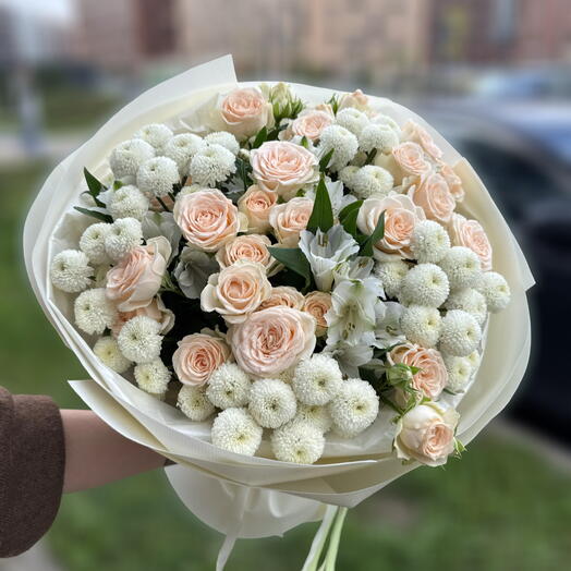 Букет из кустовых хризантем и кустовых роз с альстромерией