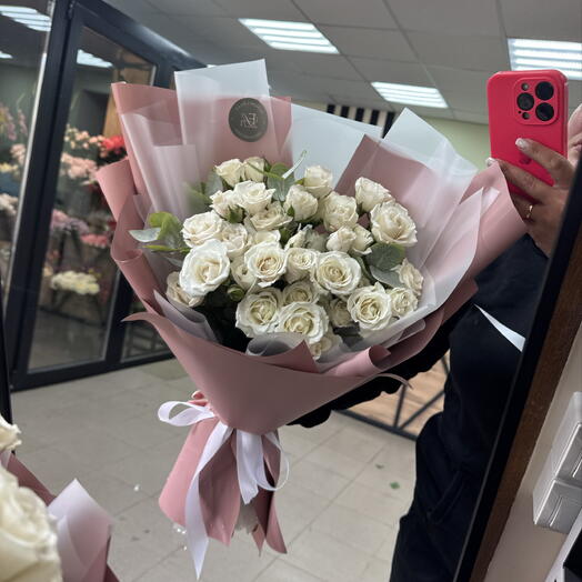 Букет из белых кустовых роз