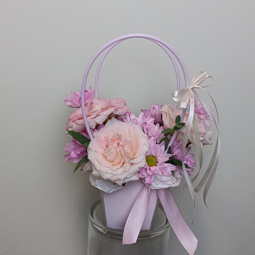 Нежно-розовая композиция с розами и хризантемой в сумочке 🌸