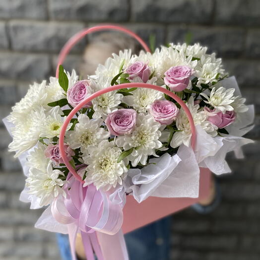 Композиция с кустовыми розами в коробке🥰