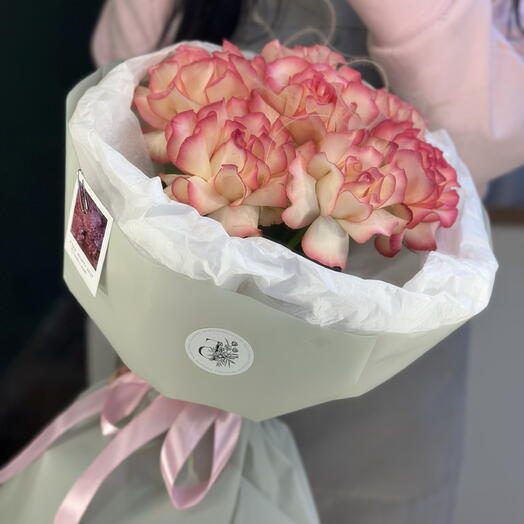 Букет с ажурными розами и сухоцветами