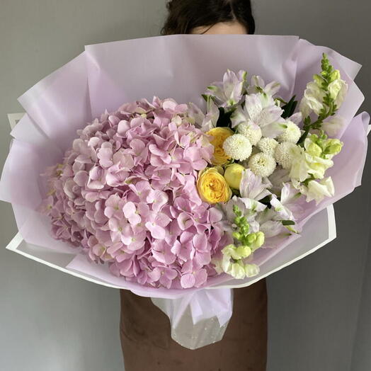 Пышный букет гортензии, кустовой пион.розы, альстромерии🌿🤍🌸
