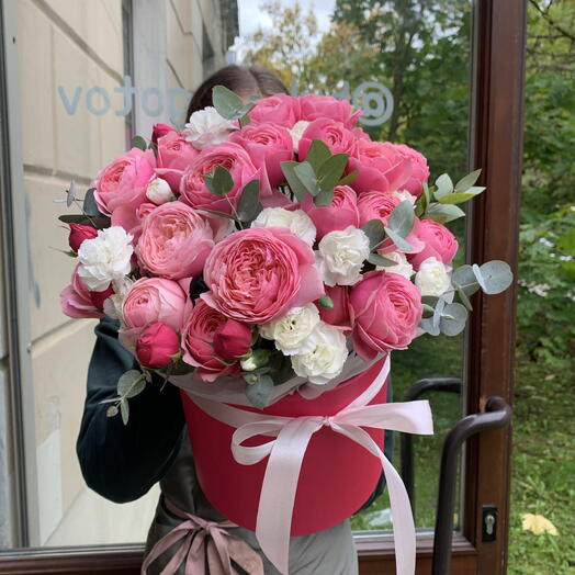 Яркая коробка с пионовидными розами и диантусом