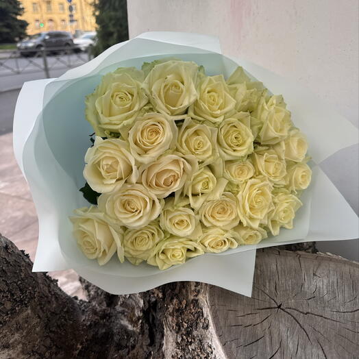 Букет из 25 белых роз Аваланш