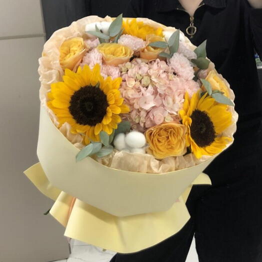 Солнечный букет с подсолнухами, гортензией, розой и кустовой розой🌻