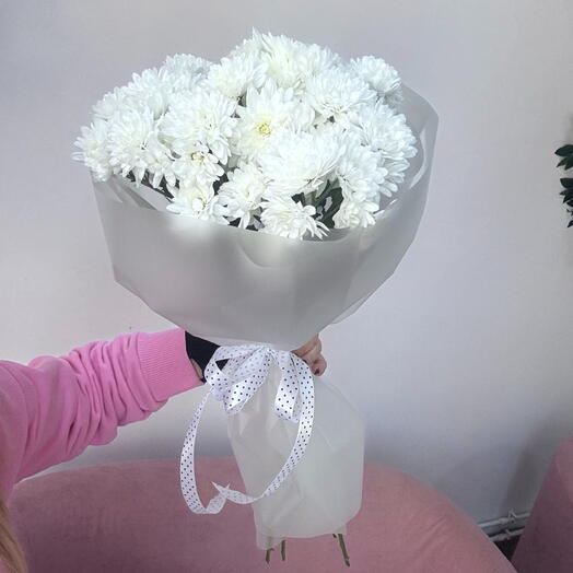 букет из 7 белых кустовых хризантем