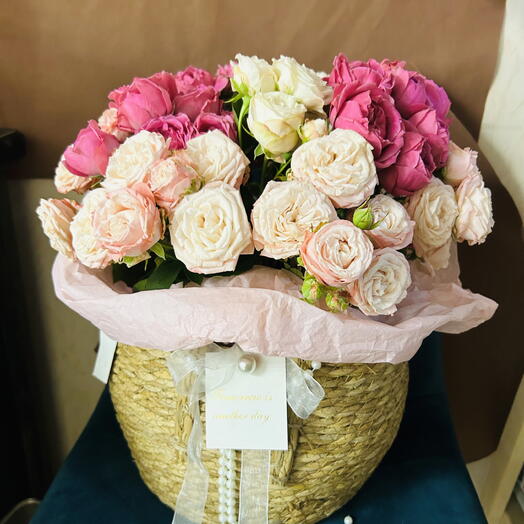 Кустовые розы 🌸в  корзине