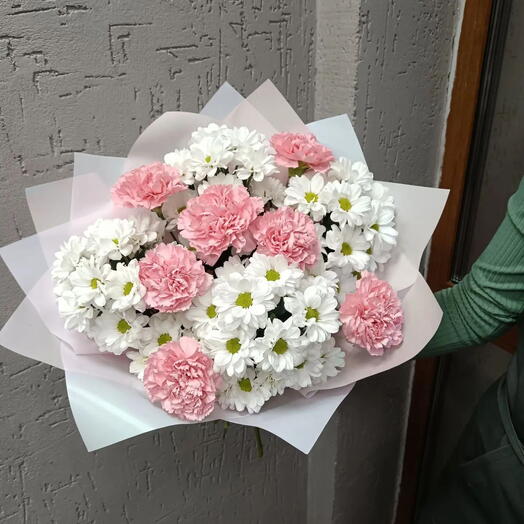 Букет с ромашковой хризантемой и с розовыми диантусами
