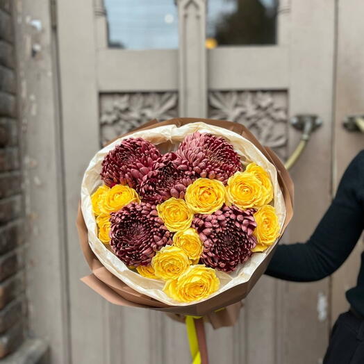 Chrisantemums and yellow roses