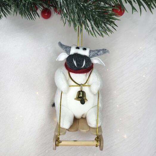 Новогодняя игрушка «Коровка на санках»