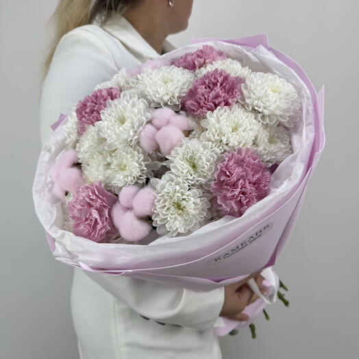 Букет «Sweet 16» с хризантемой, диантусами и хлопком