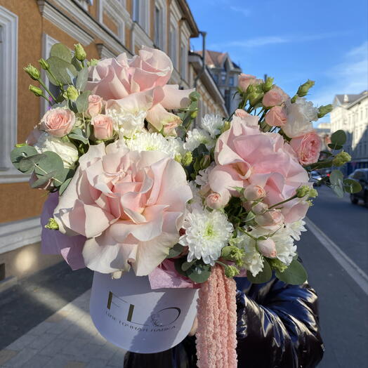 Изящная композиция из французских роз и амарантуса