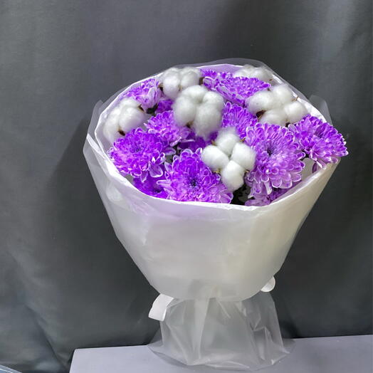 Авторский букет комплимент с сиреневыми кустовыми хризантемами и хлопком «Сиреневая нежность»