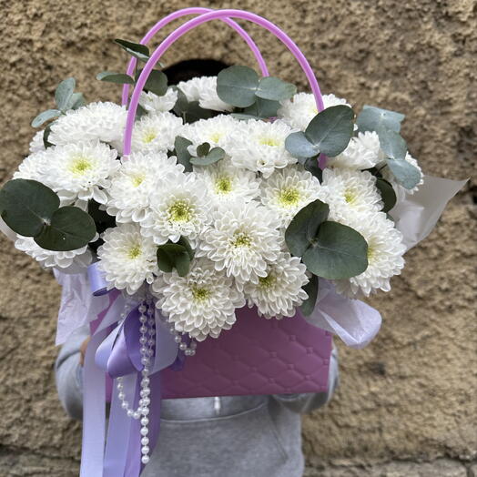 Союз пышных кустовых хризантем с ароматным эвкалиптом в сумочке 🤍💜