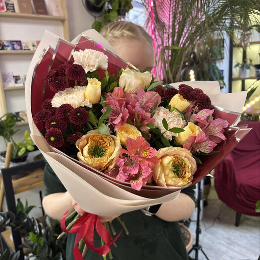 Сборный букет из бородовой Сантини, роз сорта мандарин и альстромерий