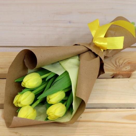 Упаковка для цветов. Букет из 5 тюльпанов. Упаковка тюльпанов. Букет тюльпанов в упаковке. Как упаковать букет тюльпанов в бумагу