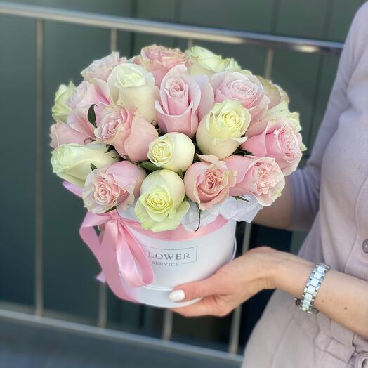 Коробка Нежные чувства с белыми и розовыми розами