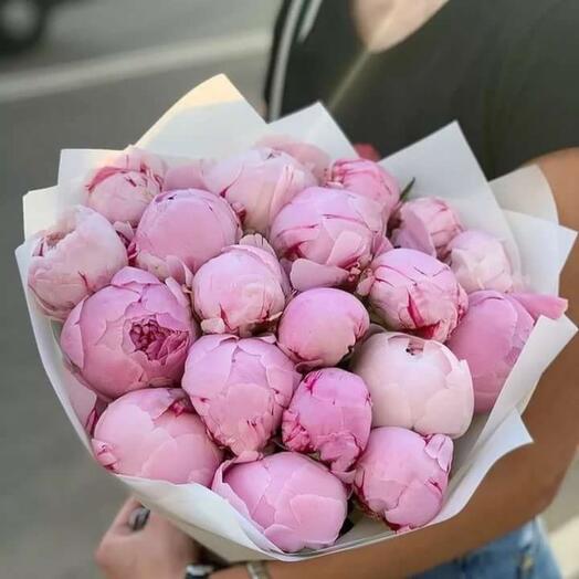 Un ramo de 25 peonías rosas delicadas