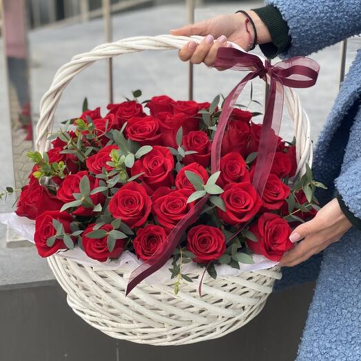 Корзина из 51 розы с эвкалиптом