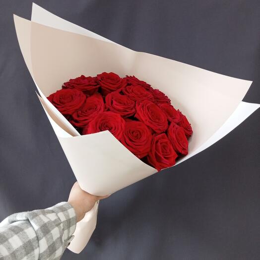 Bouquet of 15 scarlet roses
