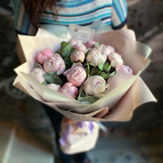Bouquet of 17 pink peonies and eucalyptus in designer packaging "Anita Wolf"