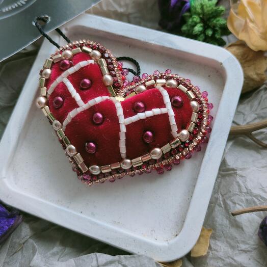 Broche de corazón de terciopelo