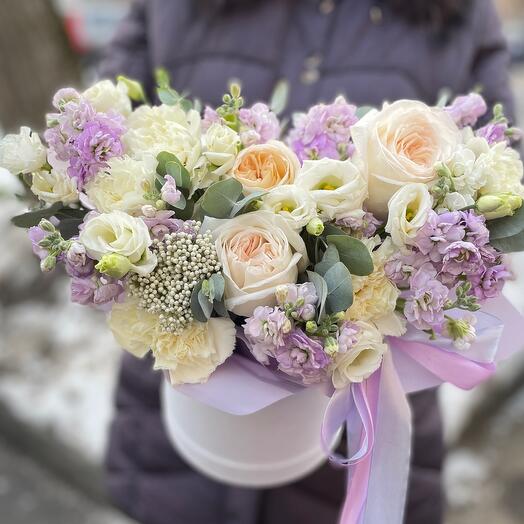 Composition with peony-shaped roses and fragrant mattiola in a hatbox
