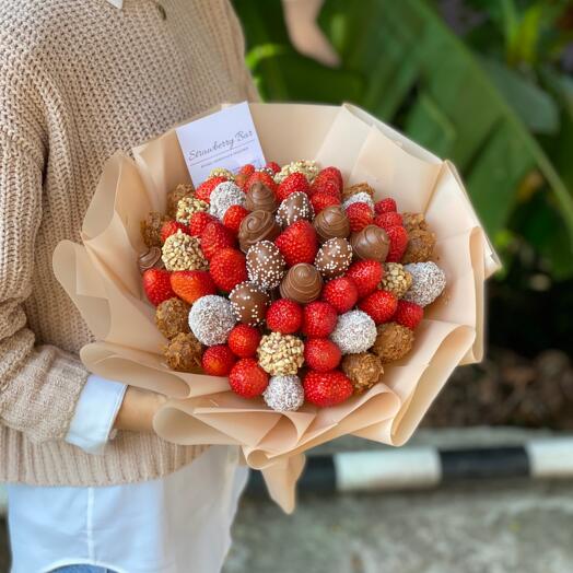 Bouquet of Strawberries in Chocolate 70