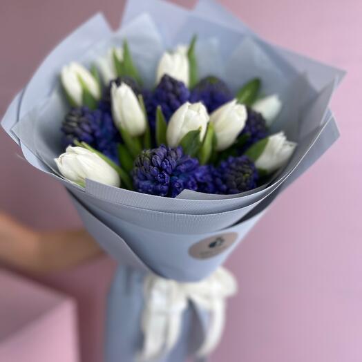 Ароматный весенний букет с тюльпанами и геоцинтами