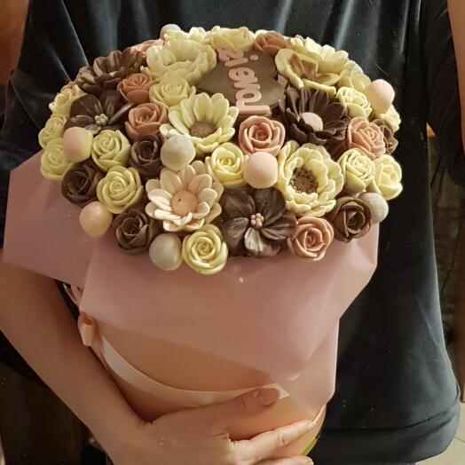 Bouquet in a chocolate hatbox